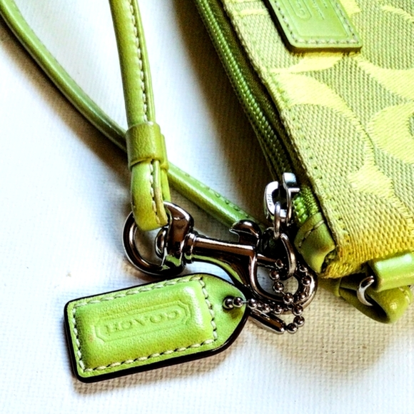 💚 Vintage Y2K Coach Park Lime Green Chartreuse Small Signature Wristlet Bag - Picture 6 of 8